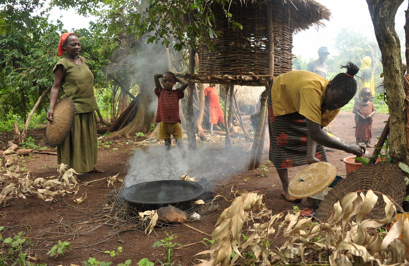 Backen des Fladenbrots für die Injera [28 mm, 1/160 Sek. bei f / 8.0, ISO 800]